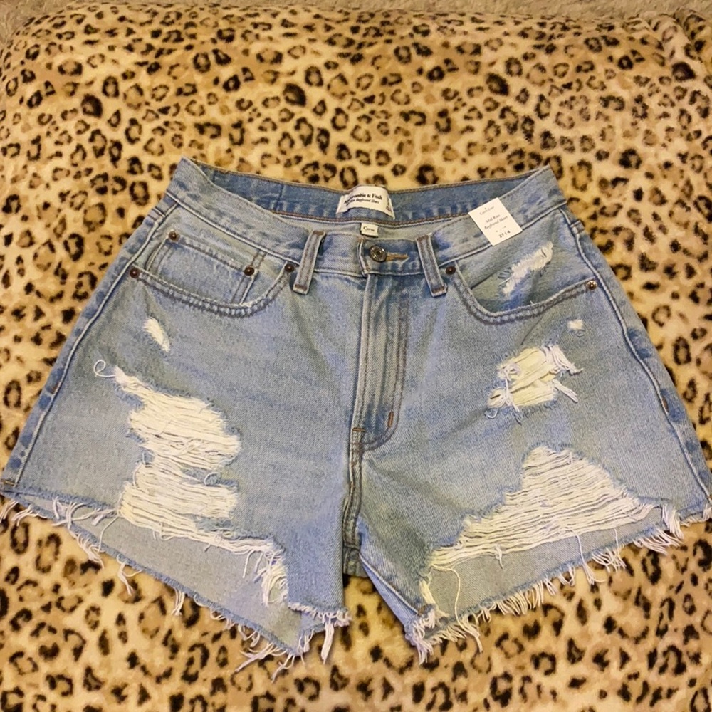 ✨NWOT✨ A&F Mid Rise Boyfriend Short
